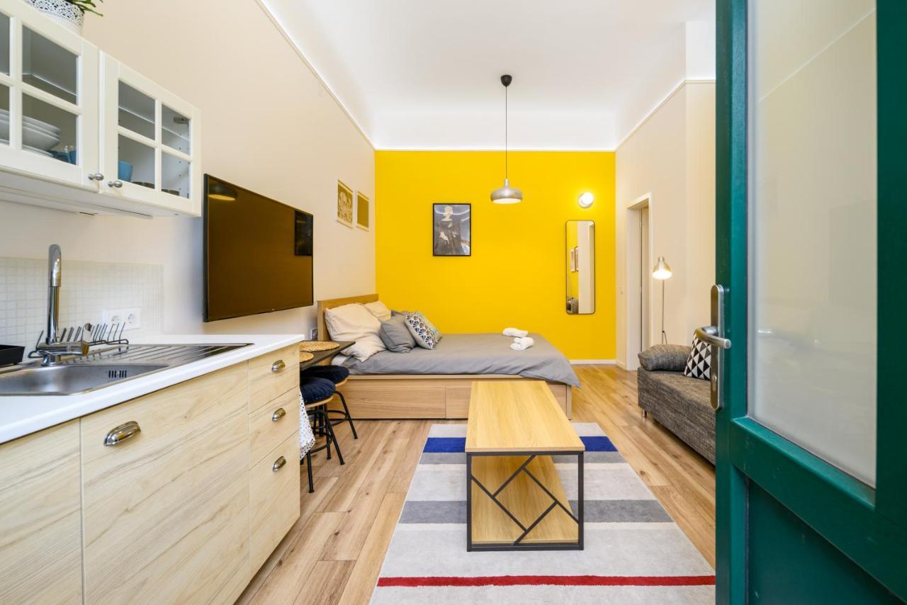 Stylish Yellow Suite In The Heart Of Будапешт Экстерьер фото